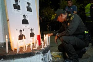 Otte colombianske betjente har mistet livet i forbindelse med bombeangreb. Gerningsmændene er endnu ukendte.