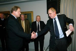 Chefredaktør på Jyllands-Posten Jørgen Ejbøl overdrog i 2003 chefredaktørposten til Carsten Juste (tv.). Foto: Ole Lind