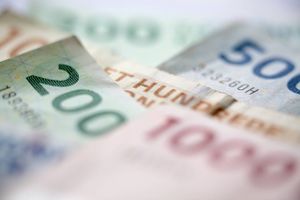 Ifølge Forbrugerrådet Tænks cheføkonom og økonomiprofessor bør danskerne sætte flere penge i banken til regninger og måske parkere drømmen om tidlig pension i en periode.