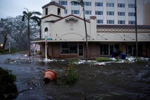 Onsdag mørklagde orkanen Ian store dele af delstaten Florida og aflyser samtidig tusindvis af flyafgange. 
