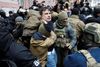 Politiet overmandede mandag i Kiev den georgiske oppositionspolitiker Mikhail Saakasjvili for anslag mod statens sikkerhed. Men efter sammenstød med politiet, der brugte tåregas, blev han befriet af aktivister fra sin bevægelse. Foto: Vladimir Shtanko/Anadolu Agency