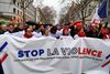 Flere end 10.000 personer var søndag på gaden i Paris for at protestere mod den vold, der er fulgt med de gule vestes ugentlige demonstrationer. Foto: Alain Jocard/Ritzau Scanpix