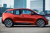 Bilformer, vi ikke er vant til. Og inde bag karrosseriet teknik, vi ikke er vant til. BMW træder helt nye veje med den første elbil. Og selv om det ikke er let at se – ja, der er i alt fem døre inkl. bagklappen.