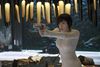 Scarlett Johansson, der for nogle år siden blev dyrket som en slags genfødt Marilyn Monroe-starlet, har fået en kort, sortfarvet frisure til hovedrollen som Major, et cyborg og en toptrænet soldat. Foto: Jasin Boland/Paramount Pictures and DreamWorks Pictures via AP