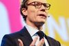 Tidligere afviste Alexander Nix, administrerende direktør i Cambridge Analytica, at selskabet benytter sig af bestikkelse eller honningfælder. To måneder senere er han blevet afskediget, og Cambridge Analytica lukker ned. Foto: Christian Charisius/AP.