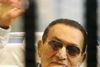 Den fhv. egyptiske diktator Hosni Mubarak bag tremmer i sygesengen inde i en retssal i Cairo.