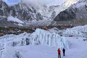 Nepalesisk sherpakultur, frostkolde overnatninger i tehuse, buddhistiske monumenter og sneklædte bjergtinder. Trekkingturen mod Everest Base Camp er enhver eventyrers drøm, men snestorme og laviner lurer i horisonten.