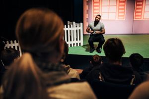 Unge fra folkeskole og ungdomsuddannelser får i denne uge indsigt i ekstremisme gennem forestillingen ”Ekstremt demokratisk” på Aarhus Teater.