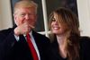 Præsident Donald Trump ses her sammen med sin rådgiver Hope Hicks - begge er smittet med coronavirus. Foto: Carlos Barria/Reuters