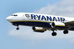 Stigende brændstofpriser betyder, at Ryanair ikke kan holde fast i tilbud om flybilletter til spotpris.