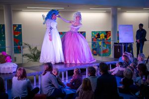 At betegne dragshowet under Den Lille Kulturnat på Frederiksberg Bibliotek (billedet) for »uskyldig« er at undervurdere den pædofile agenda, der også ligger bag drag- og transgender-ideologien, mener Lone Nørgaard. Arkivfoto: Thomas Sjørup 