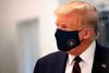 Donald Trump har opgivet sin modstand mod at bære mundbind. Her under et besøg i et medicinalfirma i North Carolina, der arbejder på at udvikle en vaccine. Foto: Jim Watson/AFP