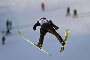 Det er umuligt at spå om en vinder af skihopkonkurrencen 1. januar, siger Viaplay-kommentator Christian Borch.