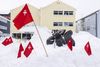 Inuit Ataqatigiits (IA) flag ved er plantet i sneen i Nuuk. Partiet spås et godt valg, er modstandere af Kvanefjeldsprojektet, som udløste valget og vil arbejde for at genindføre nuletolerancen over for uran. Foto: Christian Klindt Sølbeck/Ritzau Scanpix