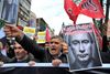 Anti-russisk demonstration i Istanbul vendt mod den russiske præsident. »Putin er en morder« står der på plakaten. Foto: Omer Kuscu/AP