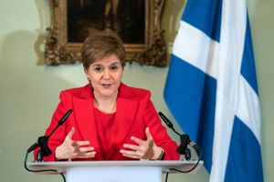 Skotlands længst siddende førsteminister trækker sig efter periode med politisk modvind. Det efterlader hendes indædte kamp for skotsk selvstændighed på usikker grund. 
