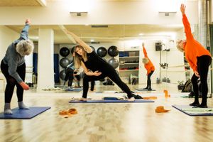Stadig flere ældre dyrker motion - og én af de motionsformer, der er populære, er yoga. På dette hold går to kvinder på over 80 år, som har dyrket yoga i mere end 30 år. I orange trøje 80-årige Birthe Willersted og i blå 79-årige Lotte Højmark. 