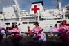 Venezuelanske dansere bød det kinesiske hopitalsskib "Fredens Ark" velkommen, da det ankom til havnen i La Guaira nær hovedstaden Caracas. Foto: AP/Ariana Cubillos
