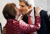 EU’s udenrigsminister Catherine Ashton hilste hjerteligt på den amerikanske udenrigsminister, John Kerry, som lørdag gæstede det uformelle EU-udenrigsministermøde i Vilnius for at samle opbakning til et angreb på Syrien. Foto: Mindaugas Kulbis/AP