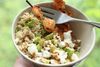 Ifølge madbloggeren Luise Vindahl er bl.a. quinoa salat en fast bestanddel af caféerne menukort i New Zealand.