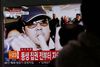 De to kvinder blev filmet af overvågningskameraer i lufthavnen 13. februar, da de tørrer noget af i ansigtet på Kim Jong-nam. Foto: Ahn Young-joon/AP