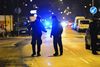 Politifolk var torsdag aften i aktion i Lundtoftegade på Nørrebro, efter at en 19-årig mand var blevet skudt i hovedet i et formodet bandeopgør. Foto: Kenneth Meyer/Polfoto