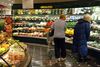 De danske supermarkeder har et større ansvar for det madspild, der foregår i egen leverandørkæde fra bonde til butik, end det spild, der foregår hos forbrugerne. Arkivfoto: Bo Svane