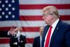 Splittelsen om mundbind afspejler de blandede budskaber fra Donald Trump. Præsidenten nægter selv at tage en ansigtsmaske på, men har beordret alle ansatte til at bruge mundbind. Her ses Trump under et besøg på fabrikken Honeywell, der er begyndt at producere N95-masker under coronakrisen. Foto: Brendan Smialowski/AFP
