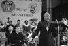 Energien og gløden har altid strålet ud af Desmond Tutu - også i de mørkeste år. Her er han for udblæsning i sin kirke, st. George's Cathedral i Cape Town, i 1988. Foto: Eric Miller/Afrika Photos