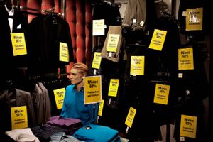 Modebranchen er bekymret over, at der stort set altid er udsalg på tøj. I dele af detailhandlen forsøger flere at ændre priskrigen til et opgør på øget service.