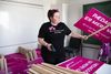 Bitten Persson er pædagog og fællestillidsrepræsentant i BUPL Midtsjælland. Her er hun er ved at forberede sig på de kommende demonstrationer i forbindelse med de aktuelle overenskomstforhandlinger. Foto: Gregers Tycho.