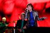 Mick Jagger i spidsen for The Rolling Stones. Bagved ham ses Keith Richards og trommeslager Charlie Watts (tv.). Det fjerde faste medlem er Ronnie Wood. Foto: Francisco Seco/AP