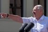 Belarus' President Alexander Lukashenko gestures during a rally held to support him in central Minsk, on August 16, 2020. - The Belarusian strongman, who has ruled his ex-Soviet country with an iron grip since 1994, is under increasing pressure from the streets and abroad over his claim to have won re-election on August 9, with 80 percent of the vote. Ruslands præsident, Vladimir Putin, lover at støtte Lukasjenko militært, hvis det bliver nødvendigt under protester, der brød ud efter sidste uges valg. Det skriver Ritzau, søndag den 16. august 2020.. (Foto: SIARHEI LESKIEC/Ritzau Scanpix)