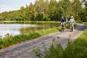 Göta Kanal kan ikke bare opleves fra vandet, den kan i mindst lige så høj grad nydes fra en cykel. En 220 km lange cykeltur langs kanalen indvies i dag.  Den nye nationale cykelrute bliver Sveriges syvende. 