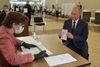 Præsident Vladimir Putin viser sit pas frem til en valgtilforordnet ved et valgsted i Moskva. Foto: Alexei Druzhinin/AFP