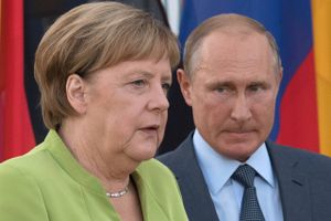 Angela Merkel har været helt neddykket, siden hun gik af. Men nu har den tidligere kansler kommenteret Ukraine-krigen. Langt om længe, lyder kritikken.