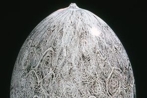 Italienske Lino Tagliapietras glasværker er på samme tid formmæssigt overbevisende og i detaljen sjældent enestående i kraft af mesterens mageløse tekniske formåen.