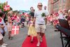 Kenneth Hægge og datteren Chanel på vej ind til klasselokalet via den røde løber. Foto: Marie Ravn