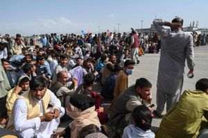 Afghanere er søgt mod lufthavnen i Kabul for at komme væk fra det nu Taliban-styrede Afghanistan. Foto: Wakil Kohsar/AFP