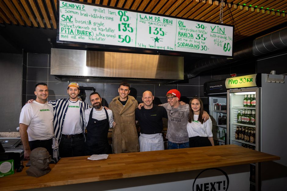 De tre indehavere af Bardok på Åboulevarden har åbent Partizani Grill i samarbejde med de to lokale bosniere Alen Demirovic og Imelda Suta.