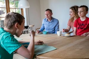 Arbejdstiden ligger på den anden side af 40 timer om ugen, og børnene har været vant til lange dage i daginstitution. Alligevel vil familien Aaberg Kærn ikke stige af hamsterhjulet.