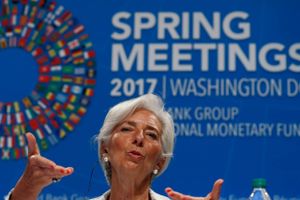 »Desværre har den alt for langsomme økonomiske udvikling siden den verdensøkonomiske recession blotlagt de strukturelle udfordringer, der har efterladt store grupper af faglærte arbejdere uden reel fremgang i lønninger og velstand,« konstaterer IMF's adm. dir. Christine Lagarde.