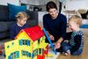 Liv Isabel Lois Silva fra Risskov sammen med datteren, Isa, på tre år og sønnen, Bjørn, på halvandet. Hun køber og sælger rigtig mange ting på nettet. Det er man nødt til, når man er studerende og mor til to børn, siger hun. Foto: Gregers Tycho