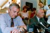 Triste miner hos udenrigsminister Uffe Ellemann-Jensen og statsminister Poul Schlüter, da danskerne i juni 1992 havde sagt nej til Maastricht-traktaten. Så blev de fire danske undtagelser forhandlet på plads. Arkivfoto: Lars Krabbe