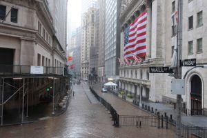 Wall Street er gabende tom på grund af nedlukningen som følge af coronakrisen. Hvornår livet i New York er normaliseret, ved endnu ingen. Foto: AP/Ted Shaffrey