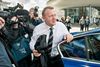 Lars Løkke Rasmussen var onsdag på Nørreport Station i København for at dele roser ud.