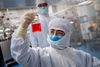 Flere stormagter, bl.a. USA, Kina, Rusland og Indien, forfølger separate strategier i jagten på en vaccine. Her ses et billede fra et laboratorium i Beijing. Foto: Nicolas Asfouri/AFP