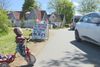 Dukken er en af i alt otte dukker, der er sat op i vejkanten i Kattinge, for at få bilister til at sænke farten. For bilister ligner det, at han er et lille barn, der er på vej ud på vejen. Foto: TV 2 Lorry
