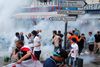 Fransk politi bruger tåregas under voldeligt sammenstød mellem russiske og engelske fodboldfans lørdag. Foto: Darko Bandic/AP