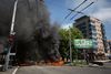 Brændende bildæk i Mariupol i Donetsk-regionen skulle i går forhindre regeringsstyrker i at komme frem gennem byen. Foto: Alexander Zemlianichenko/AP